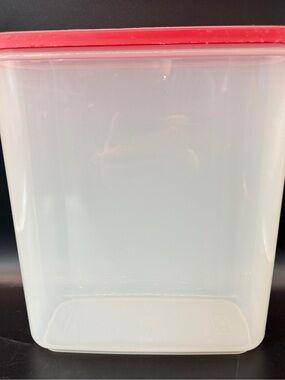 Rubbermaid 7N04 Dry Food Storage Container with Red Lid